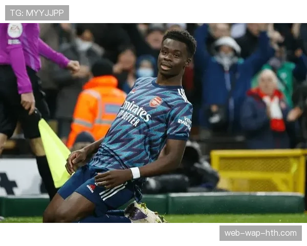 瞬间聚焦：萨卡在边线处顽强反抢，为球队赢得一个宝贵的界外球